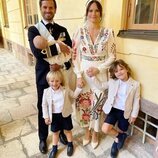 Carlos Felipe y Sofia de Suecia posan con sus hijos Alejandro, Gabriel y Julian en el bautizo de Julian de Suecia