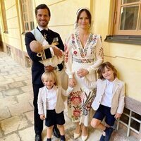 Carlos Felipe y Sofia de Suecia posan con sus hijos Alejandro, Gabriel y Julian en el bautizo de Julian de Suecia