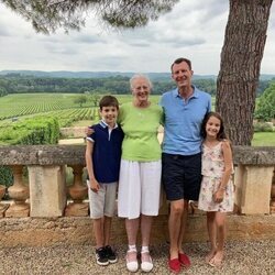 Margarita de Dinamarca con su hijo Joaquín de Dinamarca y sus nietos Enrique y Athena en el Castillo de Cayx