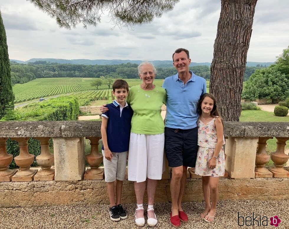 Margarita de Dinamarca con su hijo Joaquín de Dinamarca y sus nietos Enrique y Athena en el Castillo de Cayx