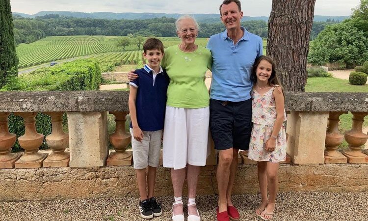 Margarita de Dinamarca con su hijo Joaquín de Dinamarca y sus nietos Enrique y Athena en el Castillo de Cayx