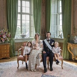 Foto oficial de Carlos Felipe y Sofia de Suecia y sus hijos Alejandro, Gabriel y Julian de Suecia en el bautizo de Julian de Suecia