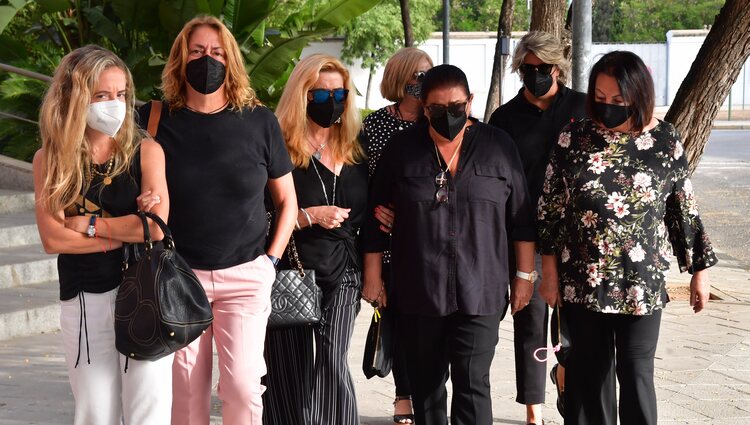 María del Monte junto a sus cuñadas y sobrinas tras la muerte de su madre