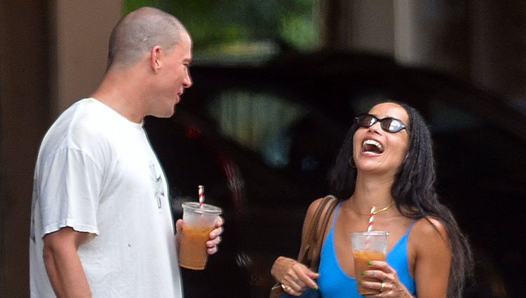 Zoë Kravitz disfruta de un paseo con Channing Tatum