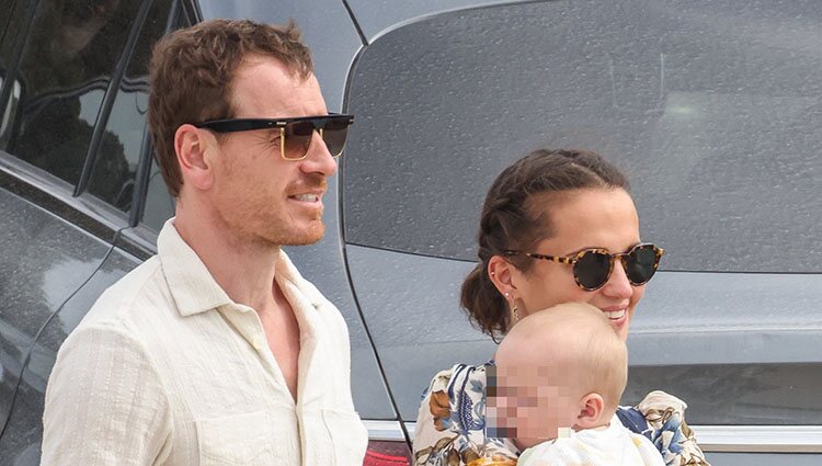 Alicia Vikander y Michael Fassbender con su hijo en Ibiza