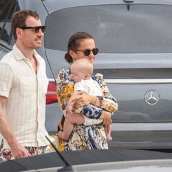 Alicia Vikander y Michael Fassbender con su hijo en Ibiza