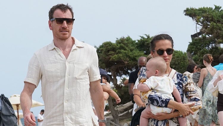 Michael Fassbender y Alicia Vikander en Ibiza con su hijo