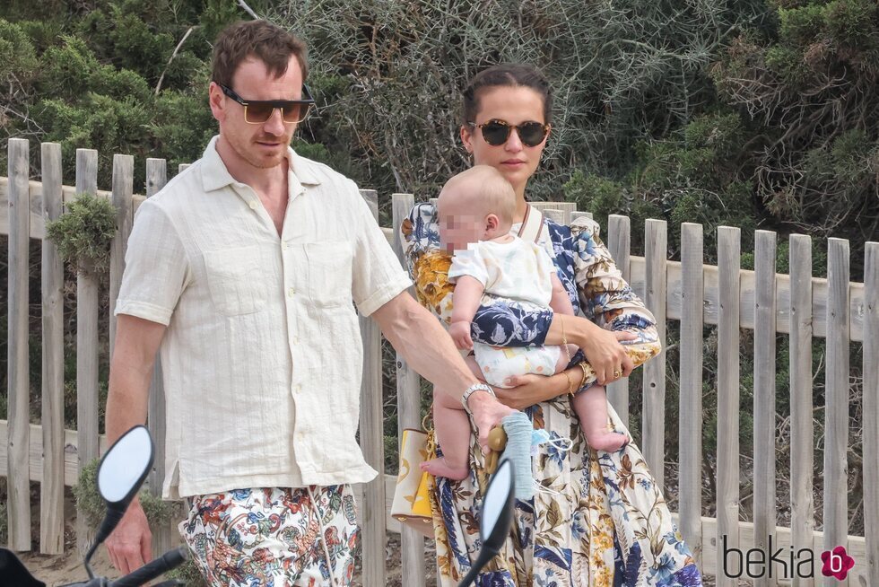 Alicia Vikander, con su hijo en brazos en Ibiza con Michael Fassbender