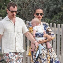 Alicia Vikander, con su hijo en brazos en Ibiza con Michael Fassbender