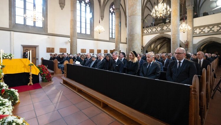 Carolina de Mónaco y la Reina Sofía, Guillermo y Sibilla de Luxemburgo, apenados en el funeral de Marie de Liechtenstein