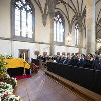 Carolina de Mónaco y la Reina Sofía, Guillermo y Sibilla de Luxemburgo, apenados en el funeral de Marie de Liechtenstein