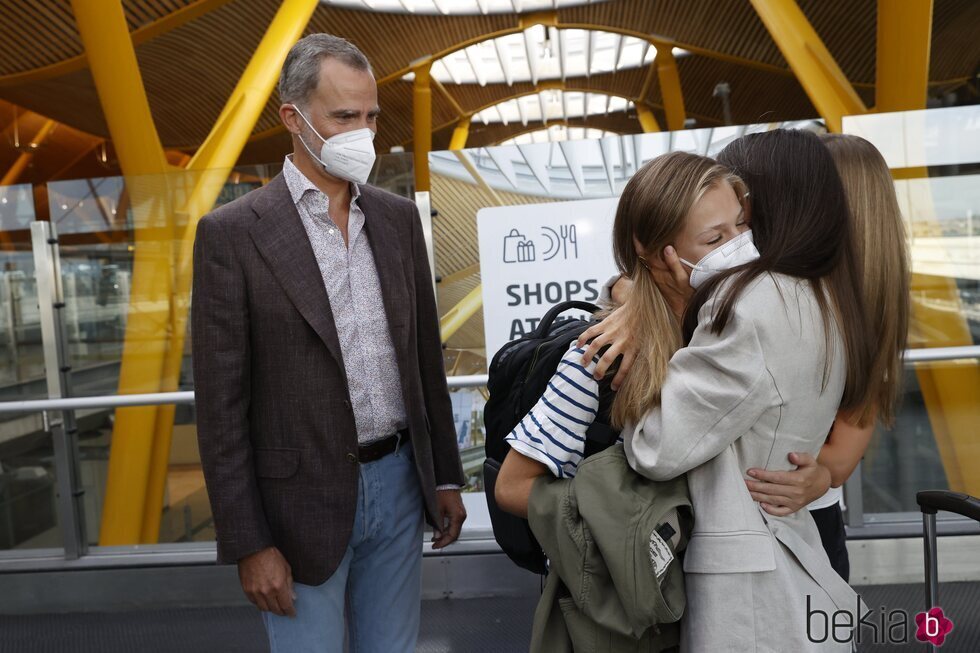 La Princesa Leonor se despide con un efusivo abrazo de su madre la Reina Letizia antes de irse a Gales