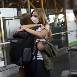 La Princesa Leonor se despide con un efusivo abrazo de su hermana la Infanta Sofía