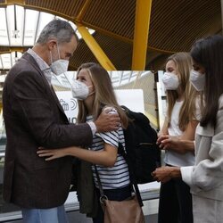 Los Reyes Felipe y Letizia se despiden de la Princesa Leonor antes de irse a Gales