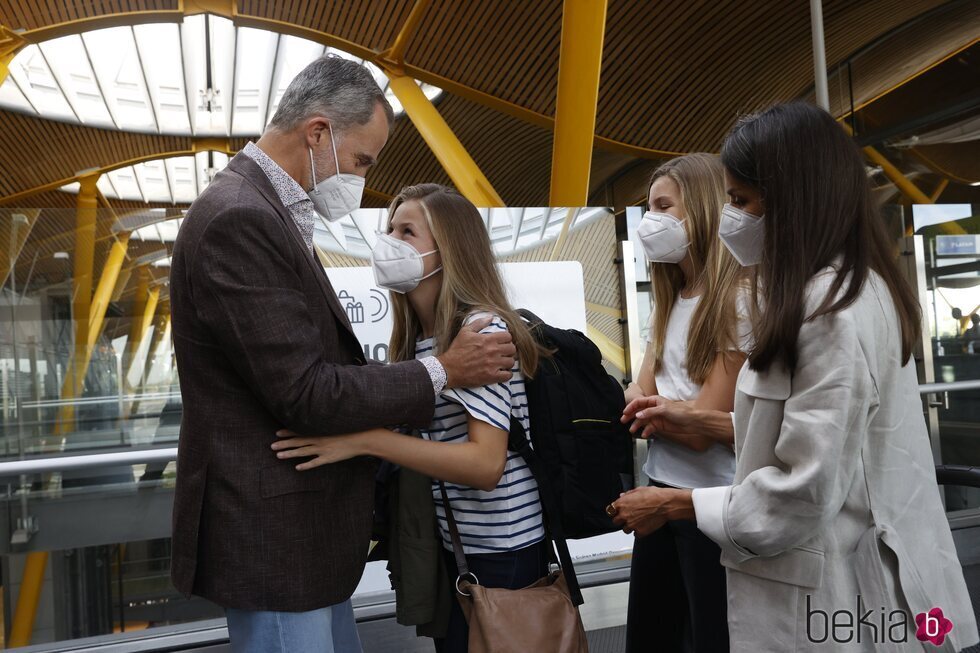 Los Reyes Felipe y Letizia se despiden de la Princesa Leonor antes de irse a Gales