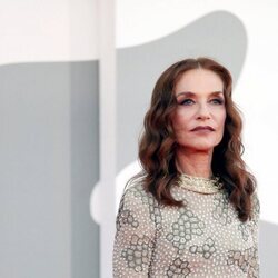 Isabelle Huppert en la premiere de 'Madres paralelas' en el Festival de Venecia 2021