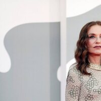 Isabelle Huppert en la premiere de 'Madres paralelas' en el Festival de Venecia 2021