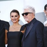 Israel Elejalde, Penélope Cruz, Pedro Almodóvar y Milena Smit en la premiere de 'Madres paralelas' en el Festival de Venecia 2021