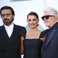 Israel Elejalde, Penélope Cruz, Pedro Almodóvar y Milena Smit en la premiere de 'Madres paralelas' en el Festival de Venecia 2021