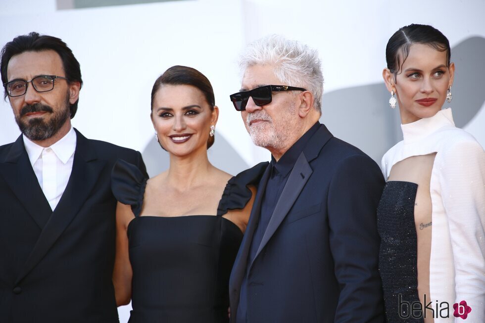 Israel Elejalde, Penélope Cruz, Pedro Almodóvar y Milena Smit en la premiere de 'Madres paralelas' en el Festival de Venecia 2021