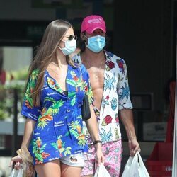 Mario Casas y Desiré Cordero saliendo de un supermercado