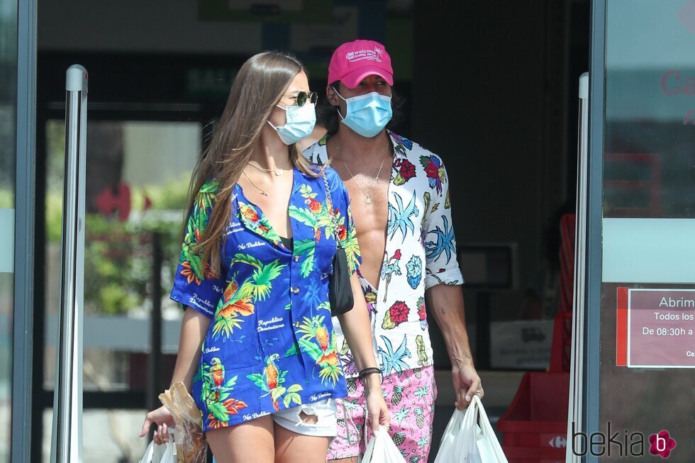 Mario Casas y Desiré Cordero saliendo de un supermercado