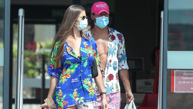 Mario Casas y Desiré Cordero saliendo de un supermercado