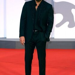 Can Yaman posa en la alfombra roja del Festival de Venecia 2021