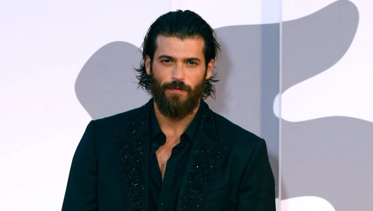 Can Yaman posa en la alfombra roja del Festival de Venecia 2021