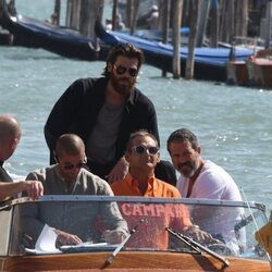 Can Yaman disfrutando de un paseo en lancha por Venecia