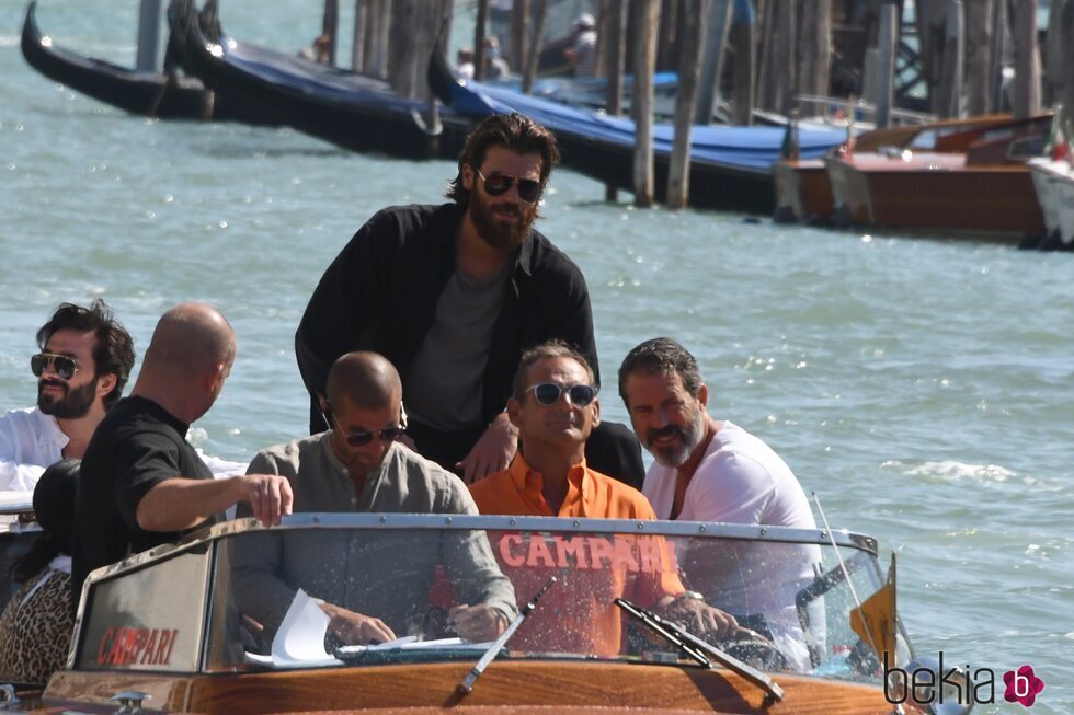 Can Yaman disfrutando de un paseo en lancha por Venecia