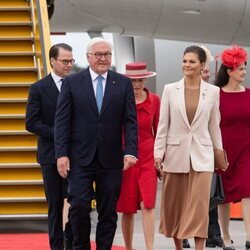 Victoria y Daniel de Suecia en la recepción al Presidente de Alemania y a su esposa en el aeropuerto de Arlanda