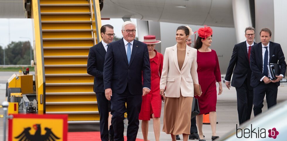 Victoria y Daniel de Suecia en la recepción al Presidente de Alemania y a su esposa en el aeropuerto de Arlanda