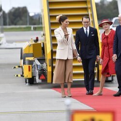 Victoria y Daniel de Suecia con el Presidente de Alemania y su esposa en el aeropuerto de Arlanda