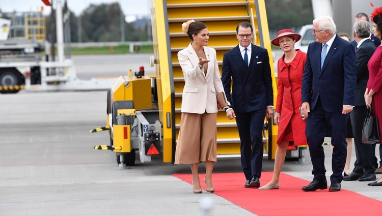 Victoria y Daniel de Suecia con el Presidente de Alemania y su esposa en el aeropuerto de Arlanda