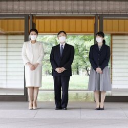 Los Emperadores Naruhito y Masako de Japón y su hija Aiko de Japón en su mudanza del Palacio de Akasaka al Palacio Imperial de Tokyo