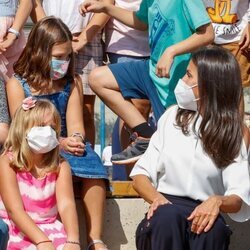 La Reina Letizia con unas niñas en la apertura del curso escolar 2021/2022 en Zuera