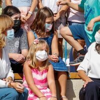 La Reina Letizia con unas niñas en la apertura del curso escolar 2021/2022 en Zuera