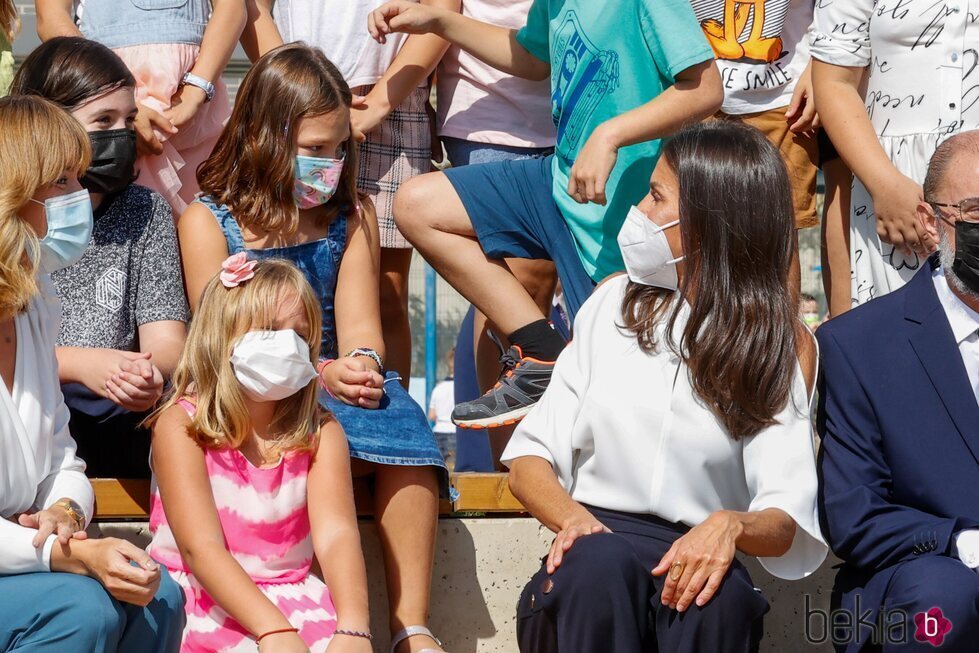 La Reina Letizia con unas niñas en la apertura del curso escolar 2021/2022 en Zuera