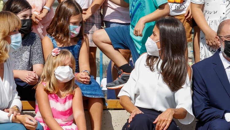 La Reina Letizia con unas niñas en la apertura del curso escolar 2021/2022 en Zuera