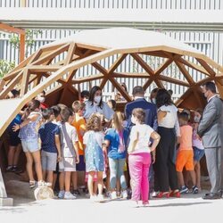 La Reina Letizia con unos escolares en la apertura del curso escolar 2021/2022 en Zuera