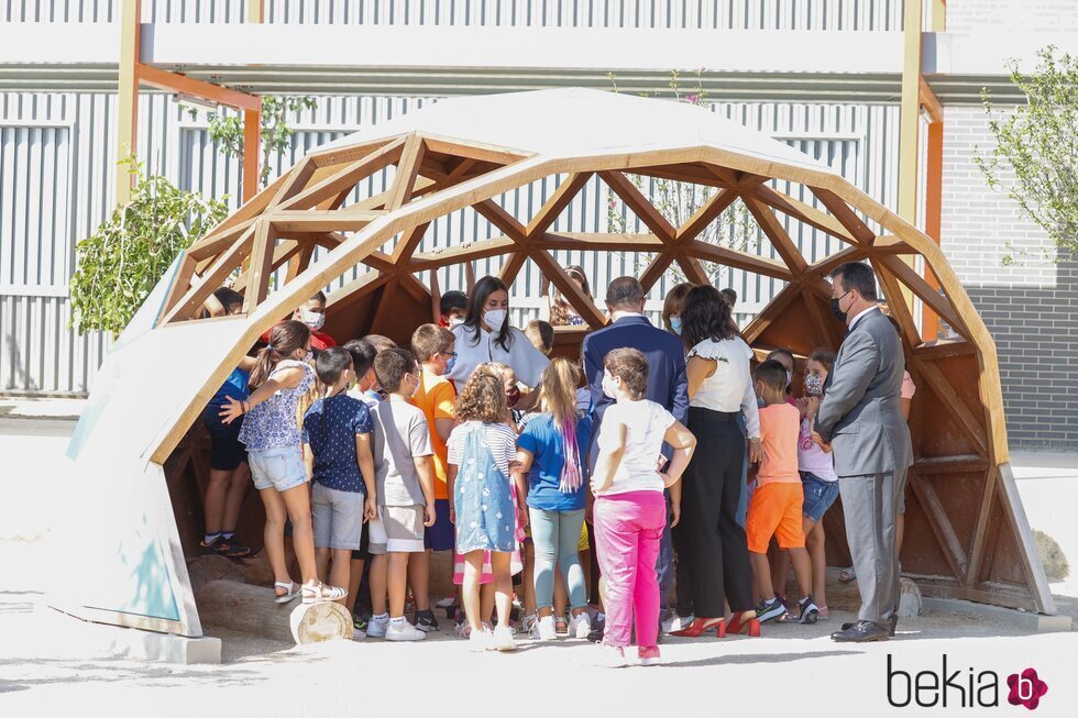 La Reina Letizia con unos escolares en la apertura del curso escolar 2021/2022 en Zuera