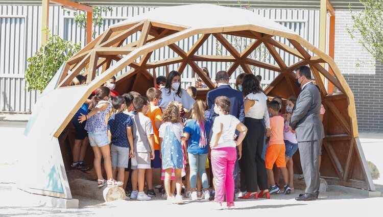 La Reina Letizia con unos escolares en la apertura del curso escolar 2021/2022 en Zuera