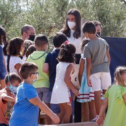 La Reina Letizia, entre niños en la apertura del curso escolar 2021/2022 en Zuera