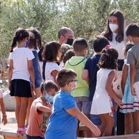 La Reina Letizia, entre niños en la apertura del curso escolar 2021/2022 en Zuera