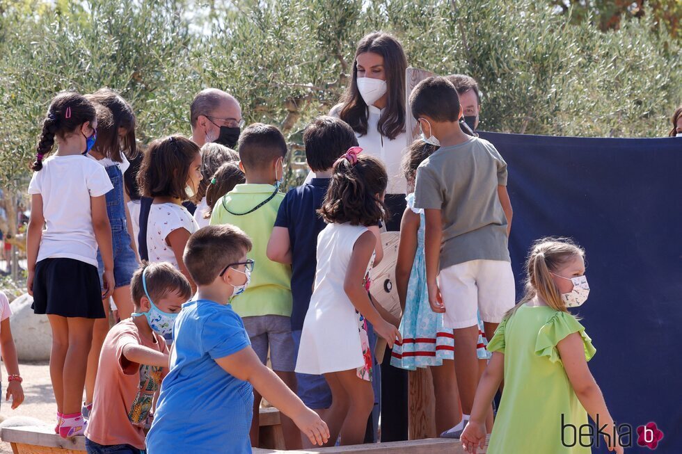 La Reina Letizia, entre niños en la apertura del curso escolar 2021/2022 en Zuera