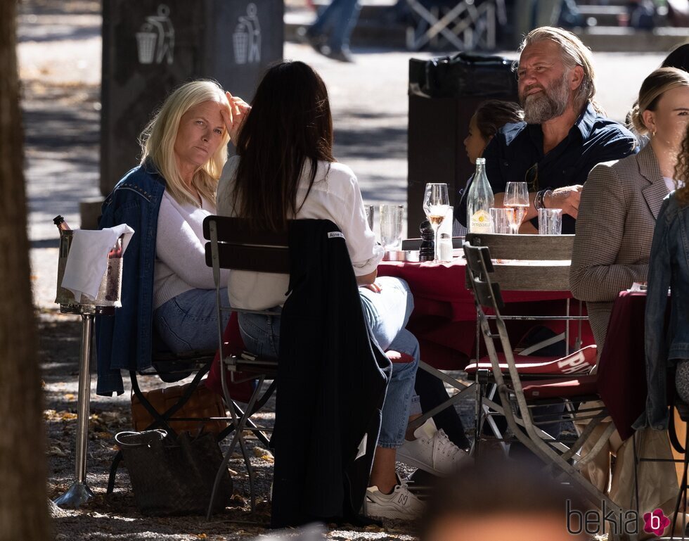 Mette-Marit de Noruega con unos amigos en Munich