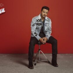 Posado oficial de Luis Fonsi como coach de 'La Voz'