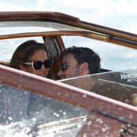 Jennifer Lopez y Ben Affleck compartiendo miradas en su llegada a Venecia