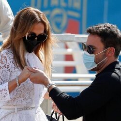 Ben Affleck ayudando a Jennifer Lopez a bajar de una lancha en Venecia